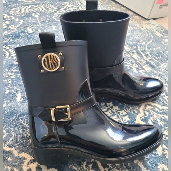 🍁Beautiful Guess Like New Rain Boots - Picture 1 of 7